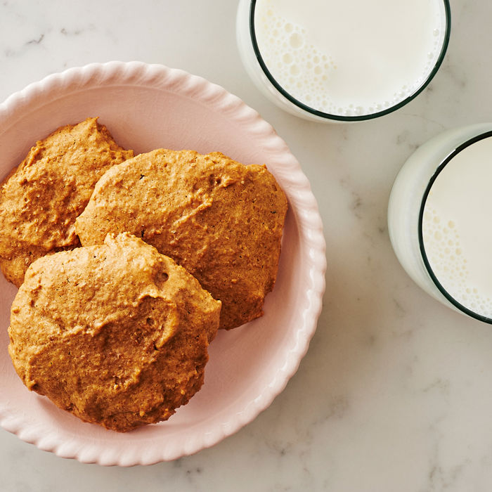 Galettes à la mélasse dorées, craquantes à l’extérieur et moelleuses à l’intérieur, servies avec un verre de lait.