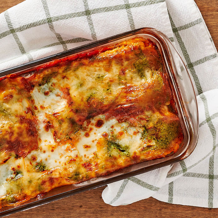 Plat de lasagne au fromage Cottage fouetté, cuit dans un moule à pain, directement sorti du four. 