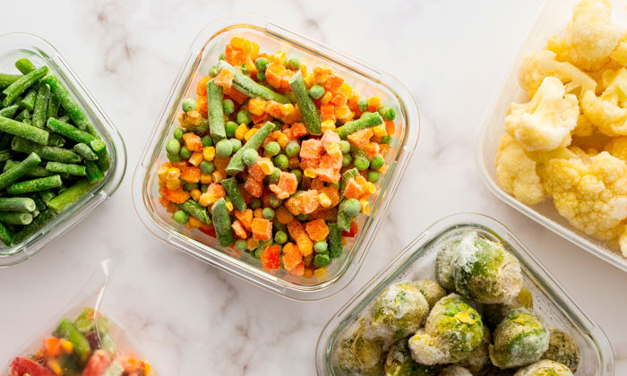 Conservation des aliments : sur le comptoir, des légumes surgelés sont présentés dans des contenants transparents.